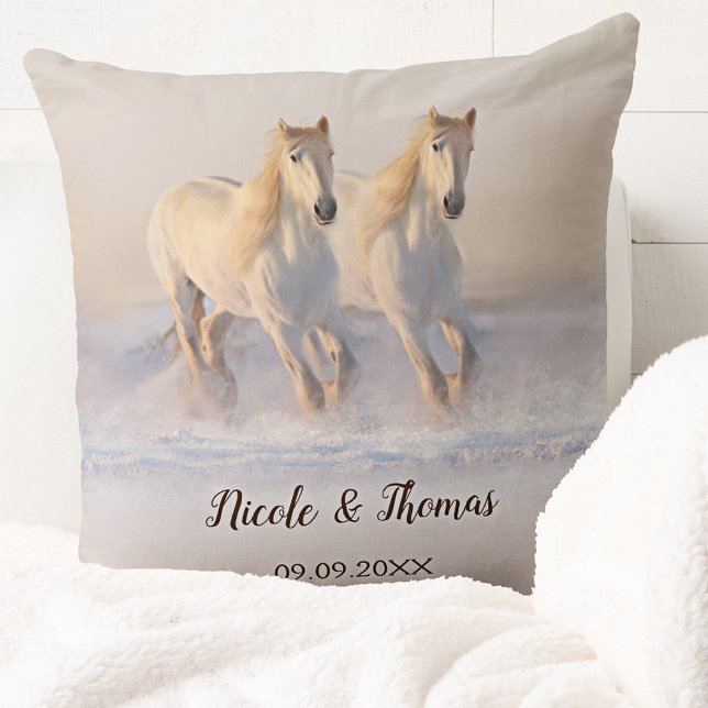 Almofada Cavalos brancos no Travesseiro de Casamento no inv (Romantic wedding or anniversary pillow featuring two white horses running in the snow )