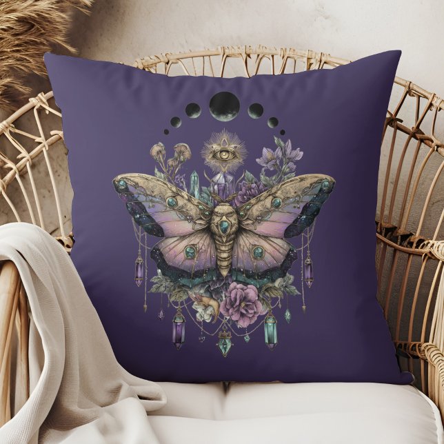 Almofada Celestial Moth Moon Phases Throw Pillow (Celestial Moth Moon Phases Throw Pillow in a boho rattan armchair.)