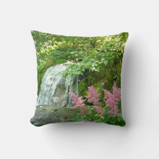 Almofada Cena de Cachoeira Bonita com Astilbe Rosa