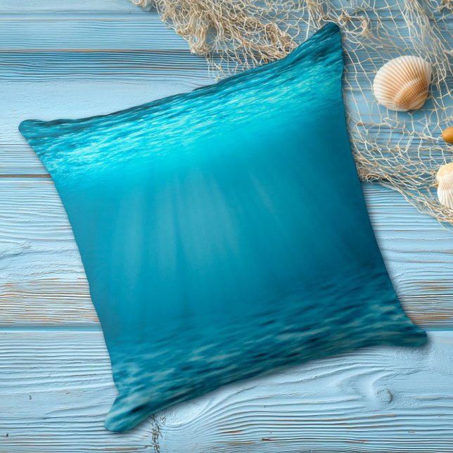 Almofada Cena Subaquática do Oceano Azul Iluminada pelo Sol (Criador carregado)