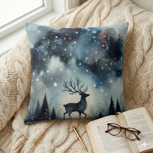 Almofada Cervo Noturno Invernal Estrelado (Starry Winter Night Deer Throw Pillow Mockup A)