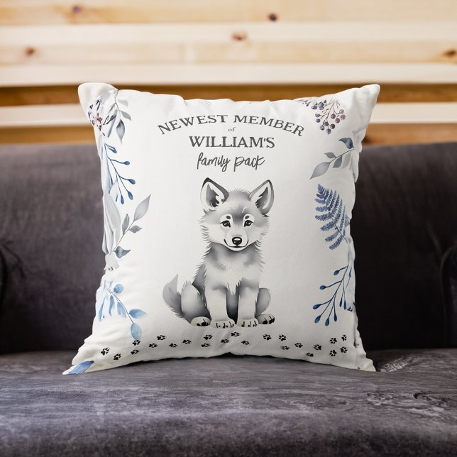 Almofada Chá de fraldas de filhotes de lobo-bonito personal (Cute wolf cub baby shower baby gifts personalized name throw pillow wolf themed nursery decor )