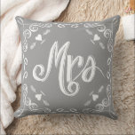 Almofada Chalkboard Mrs Brides Travesseiro Qualquer Cor<br><div class="desc">Chalkboard Vintage Modern Sr. e Sra. Chalkboard Casding Convidam casamentos bonitos e intransigentes. Chalkboard Vintage Modern Sr. e Travesseiros de Casamento da Sra. Chalkboard.Você pode Personalizar este Belo Elegante Elements Coral, Azul, Cinzas e Travesseiro White Vintage Bird para dizer o que quiser ou usar a atual Sra. para a Noiva/Esposa...</div>