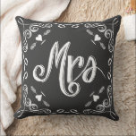 Almofada Chalkboard Mrs Brides Travesseiro Qualquer Cor<br><div class="desc">Cinza de carvão negro Calkboard Vintage Modern Sr. e Sra. Chalkboard Wedding Modern Vintage Typografia Travesseiro. Seu Travesseiro de aniversário de casamento ou de noiva de casamento ou de noiva no Reception ou no presente de natal de 1rua do estado de Michigan, O aniversário de casamento do segundo é o...</div>