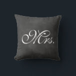Almofada Chalkboard Sra. Travesseiro<br><div class="desc">O tipo de rico em um quadro de fundo ilustrado acentua esta almofada para a mesa, sofá ou cama de doce. A coordenação do Sr. Cushion também está disponível. Se você quiser alterar a cor do tipo: clique no botão "personalizar", clique na linha do tipo a ser alterada no lado...</div>