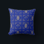 Almofada Chanukah/Hanukkah Art Deco Dourados Sonhos Azuis<br><div class="desc">Chanucá/Chanukah, design do Dreidel Art Deco. Este design ouro, rico, sonho de mancy pode ser personalizado mudando a cor de fundo e/ou editando elementos design na frente e atrás do travesseiro. Este travesseiro de dois lados vem em três opções de tecido (o preço mudará dependendo da escolha do tecido). Travesseiros...</div>