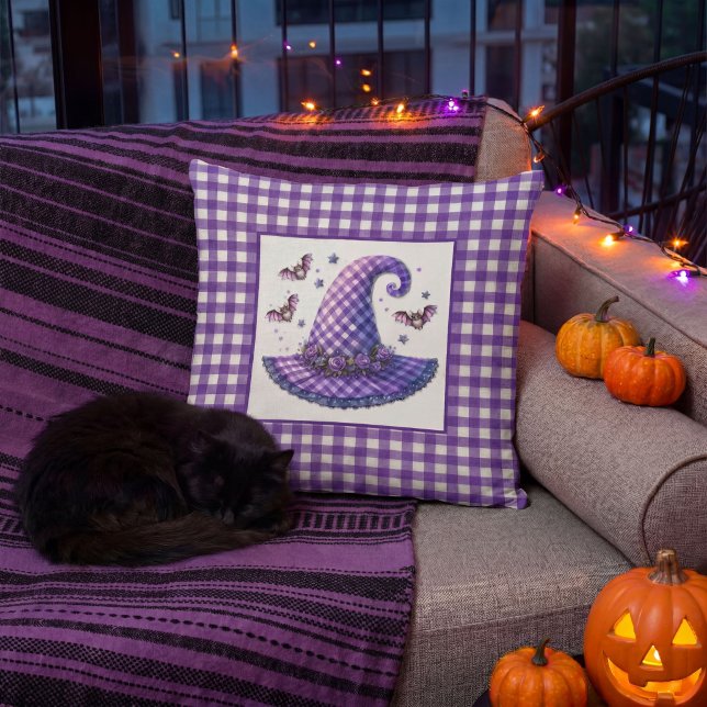 Almofada Chapéu de Bruxa de Halloween em Xadrez Roxo & Morc (Criador carregado)