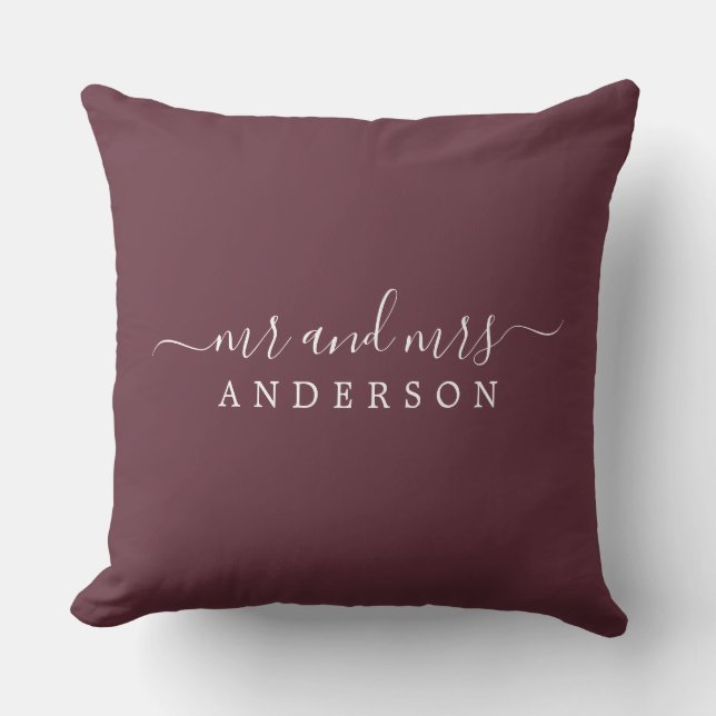 Almofada Chic Script Sr. Sra. Burgundy Newlywing Monograma (Frente)