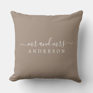 Almofada Chic Script Sr. Taupe Newlywing Monograma