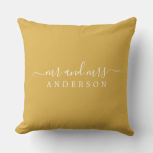 Almofada Chic Script Sr. Yellow Ochre Newlywing Monograma