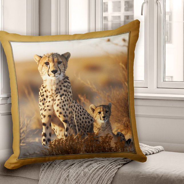 Almofada Chita Mãe com o Bebê Grande Gato (Pillow featuring a cheetah mom with her cub.)