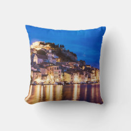 Almofada cidade croata Sibenik à noite