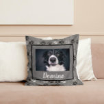 Almofada Cinza branca preta Foto personalizada de cães<br><div class="desc">Este design pode ser personalizado na área fornecida pela alteração da foto e/ou do texto. Ou pode ser personalizado clicando em Personalizar este Modelo e, em seguida, escolhendo o clique para personalizar mais a opção e excluir ou alterar a cor do plano de fundo, adicionar texto, alterar a cor ou...</div>