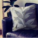 Almofada Cinza de beringelas e Abstrato artística de marfim<br><div class="desc">O travesseiro decorativo moderno apresenta um desenho abstrato artístico em uma paleta de cores de cinza e marfim com sotaques de beringela. Um desenho abstrato artístico apresenta uma folha de aquarela e uma composição circundante geométrica com tons de cinza preto e dourado sobre fundo cremoso de marfim. Esta composição de...</div>
