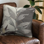 Almofada Cinza e Abstrato artístico marfim<br><div class="desc">O travesseiro decorativo moderno apresenta um design abstrato artístico numa paleta de cores de marfim e cinza. Um desenho abstrato artístico apresenta uma folha de aquarela e uma composição circundante geométrica com tons de cinza preto e dourado sobre fundo cremoso de marfim. Essa composição por abstrato é construída sobre combinações...</div>