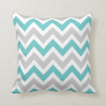 Almofada Cinza e Turquoise Chevron<br><div class="desc">Um padrão córrego moderno e giro. Clique em Personalizar para adicionar o seu próprio texto ou fotografias para criar o seu único e único design!</div>