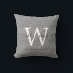 Almofada Cinza Linen White Monogramas Keepsasasasasasasasas<br><div class="desc">Elegante cinza de manutenção de casamento, efeito de linhagem de tecido travesseiro com o seu texto na caligrafia manuscrita de cinza escura. Basta adicionar seus nomes, monograma e data de casamento. presente de excelente para um casal recém-casado. Desenvolvido exclusivamente para você pelo Happy Dolphin Studio. Se precisar de ajuda ou...</div>