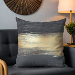 Almofada Cinza Moderna Chic, Dourada, Brushstrokes<br><div class="desc">Este design moderno apresenta uma cinza chic e um padrão de abstrato dourado de pinceladas #home #homedecor #decor #throwpillows #interiors #homedesign #design #interiordesign #cushions</div>