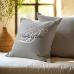 Almofada Cinza Monograma de Script de Rico Preto e Branco<br><div class="desc">Um monograma de casal com um roteiro de caligrafia rico em preto-e-branco sobre um fundo de cinza moderno. Você pode personalizar as cores. Você pode mudar o estilo da caligrafia. Um presente de casamento para um casal.</div>