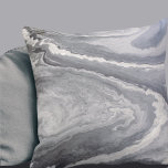 Almofada Cinzas e Abstratos Brancos Modernos<br><div class="desc">O travesseiro decorativo moderno apresenta uma composição orgânica de abstrato giratória em tons de cinza e branco. Cinzas e pintura de óleo branco se revirtam em um padrão de na moda que é destinado a adicionar uma sensação de estilo artístico à decoração de qualquer sala moderna. Um travesseiro decorativo moderno...</div>