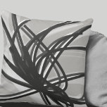 Almofada Cinzas e fitas Abstratos artísticas brancas<br><div class="desc">Cinza e travesseiro decorativo branco apresentam uma composição de fita de abstrato artística com tons de cinza brancos em um fundo de cinza de luz. Essa composição de abstrato é construída sobre combinações de fitas repetidas, que se sobrepõem e se entrelaçam para formar um padrão intrincado e complexo de abstrato....</div>