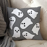 Almofada Cinzas fantasmas voadoras e Halloween Branco<br><div class="desc">Celebre o Halloween em estilo com este travesseiro decorativo bonito com um padrão de fantasmas voadores assustadores. Design de dois lados em preto,  branco,  cinzas de carvão e cinzas de luz.</div>