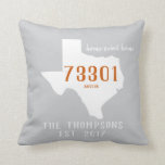 Almofada Cinzas feitas sob encomenda da laranja do<br><div class="desc">Travesseiro feito sob encomenda da casa da cidade de Texas - adicione seus cidade,  código postal,  e nome de família!</div>