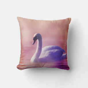 Almofada Cisne branco flutuando em um lago nebuloso