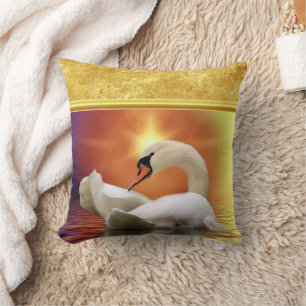 Almofada Cisne branco num lago com um pôr do sol laranja