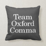 Almofada Citação da Polícia Gramática Funny da Equipe Oxfor<br><div class="desc">Engraçado dizer para amantes de gramática - Equipe Oxford Comma - em preto e branco.</div>