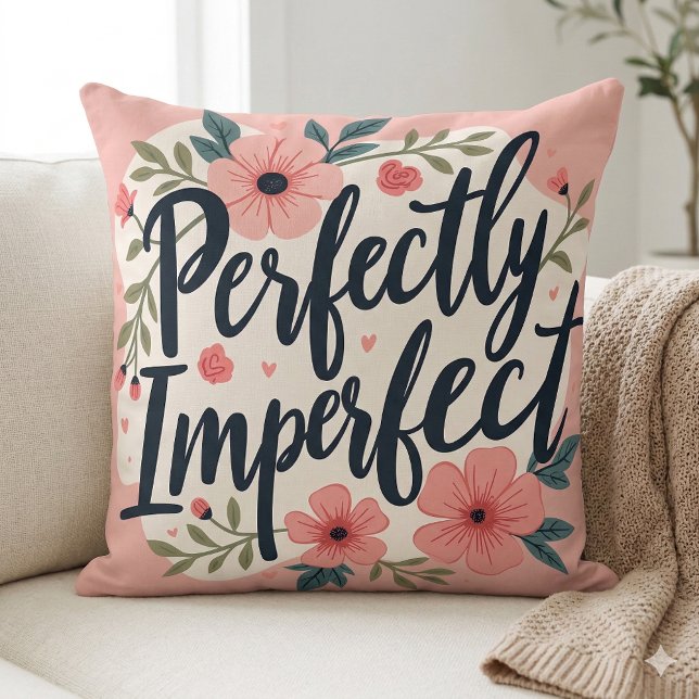 Almofada Citação de Tipografia Floral Perfeitamente Imperfe (Perfectly Imperfect Floral Typography Quote Throw Pillow Mockup A)