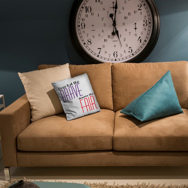 Almofada Cite apenas o corajoso roxo (Criador carregado)