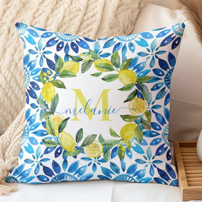 Almofada Citrus costeiros e Azulejos azuis Nome personaliza (Coastal Citrus & Blue Tiles Custom Name Monogram Throw Pillow in a neutral boho bedroom.)