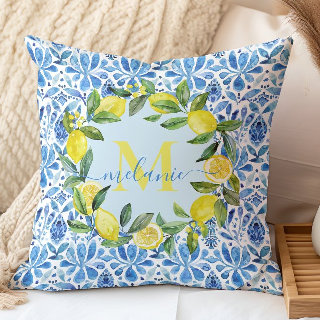 Almofada Citrus e Azulejos azuis italianos Nome personaliza (Italian Citrus & Blue Tiles Custom Name Monogram Throw Pillow in a neutral boho bedroom.)