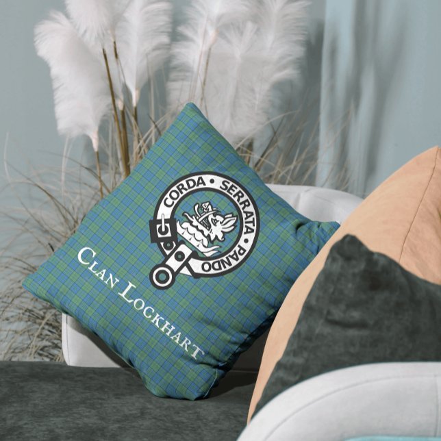 Almofada Clan Lockhart Crest Crachá & Tartan (More home décor, accessories and gift ideas are available in The Clan Lockhart Collection!)