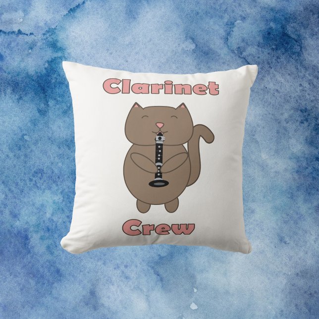 Almofada Clarinet Crew Rosa Castanho Castanho Engraçado (A throw pillow with a brown cartoon cat playing the clarinet with the words clarinet crew in pink.)