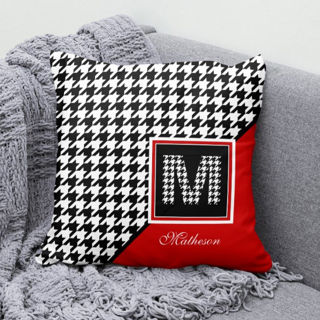 Almofada Clássico Houndstooth e Monograma | Preto Vermelho  (Classic Houndstooth Monogram Decorative Pillow with Any Name)