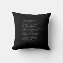 Almofada Cobertor Preto com Poema Inspirador Deus Está Cont