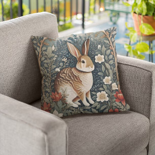 Almofada Coelho Elegante Enquadrado por Flores e Folhas
