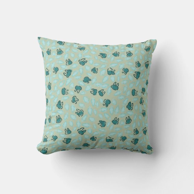 Almofada Coelhos Azul Pastel e Cenouras Azul Céu em Algodão (Frente)