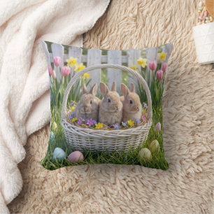 Almofada Coelhos da Páscoa em uma Cesta de Vime na Grama