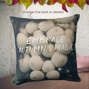 Almofada Cogumelos brancos de puffball em folhas de outono