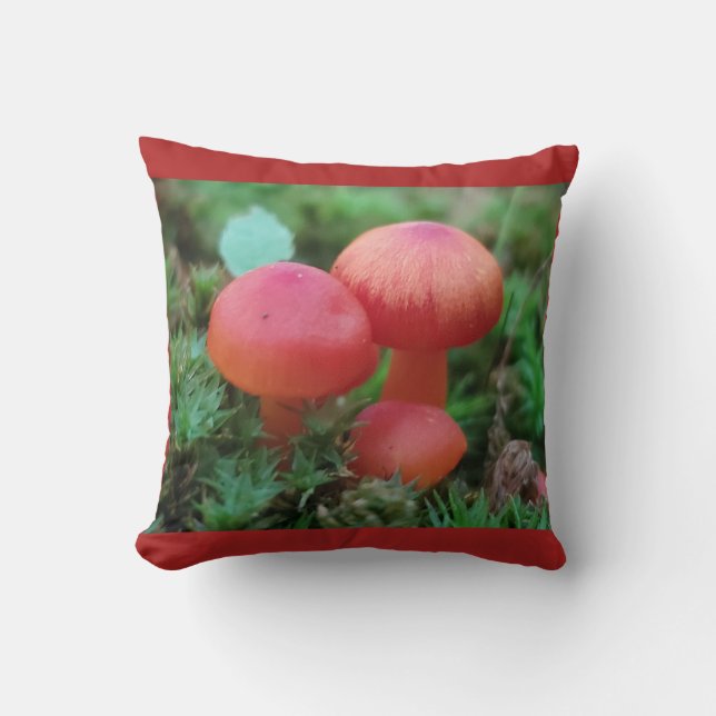 Almofada Cogumelos vermelhos brilhantes no chão da floresta (Frente)