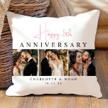 Almofada Colagem de Fotos de Aniversário de Casamento Perso<br><div class="desc">Celebre sua história de amor com nosso Travesseiro decorativo de Colagem de Fotos de Aniversário de Casamento Personalizado. Você pode adicionar suas 3 fotos favoritas e personalizá-las com seu aniversário de casamento. Com um design preto moderno e minimalista, branco, e cor-de-rosa esbranquiçada, este elegante guardião faz o presente perfeito para...</div>