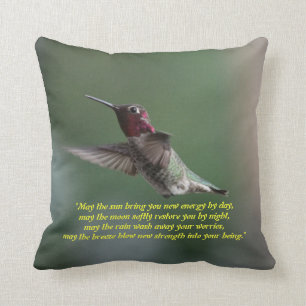 Almofada Colibri em um travesseiro com dizer de Apache