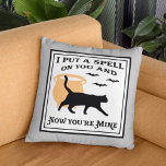 Almofada Coloquei um feitiço em seu gato preto do Dia das B<br><div class="desc">Celebre o Halloween em estilo com esta diversão assustadora "Eu pus um feitiço em você e agora você é meu", cita o travesseiro decorativo. Possui um gato preto com caldeirão de bruxa e sotaques voadores de morcegos com tipografia na moda. Design de dois lados em cores pretas, brancas, cor laranja...</div>