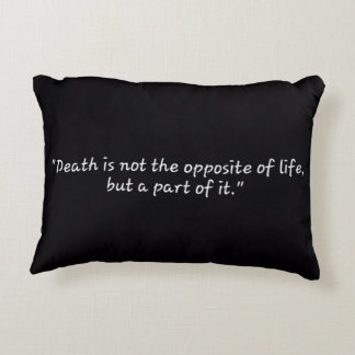 almofada com design de leão e uma citação