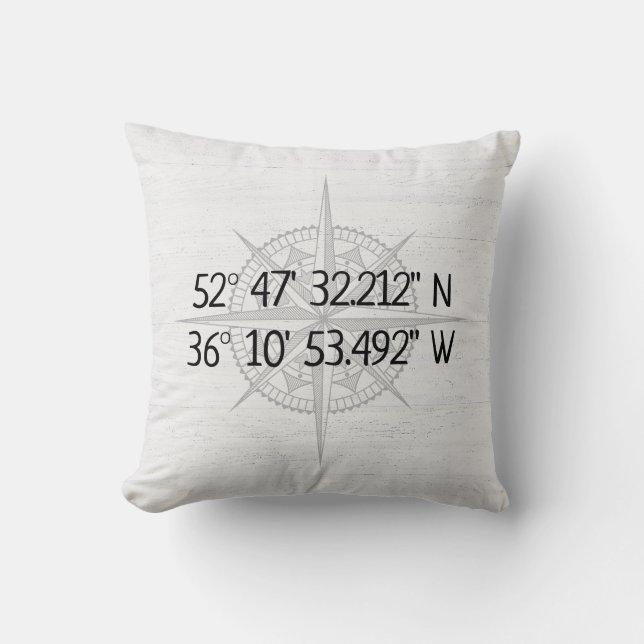 Almofada Compass Coordenadas Domésticas GPS Sobre Madeira (Frente)
