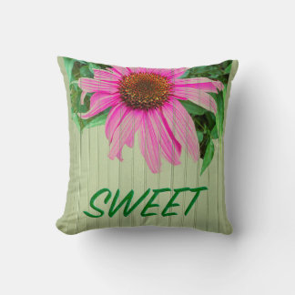 Almofada Coneflower by green garden wall por palavra SWEET
