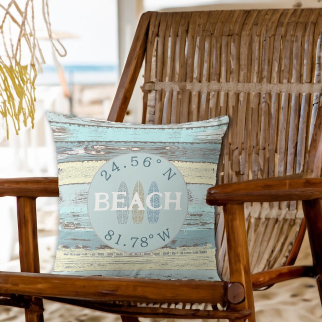 Almofada Coordenadas Personalizadas - Cabina de Praia (Personalized Coordinates Beach Driftwood Throw Pillow)